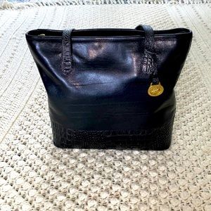Vintage Brahmin “Alligator” embossed Tote. EUC black